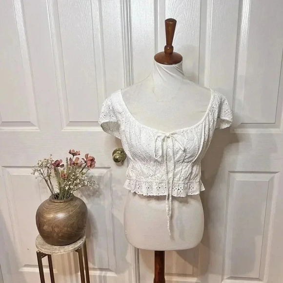 MAJORELLE Tops - Majorelle Womens White Eyelet Pff Sleeve Milkmaid Shirred Blouse Sz XL Cottage